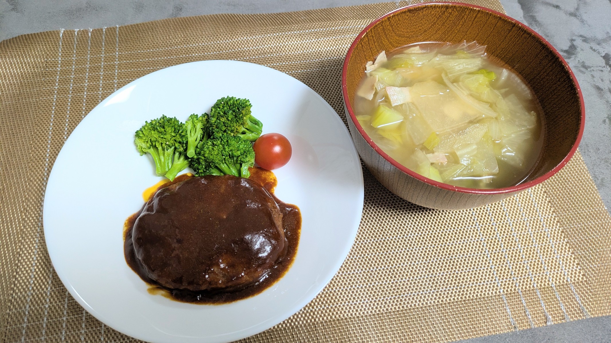 マンジャロダイエット ヨシケイ デミバランスソースハンバーグ ベーコンとレタスのコンソメスープ 完成