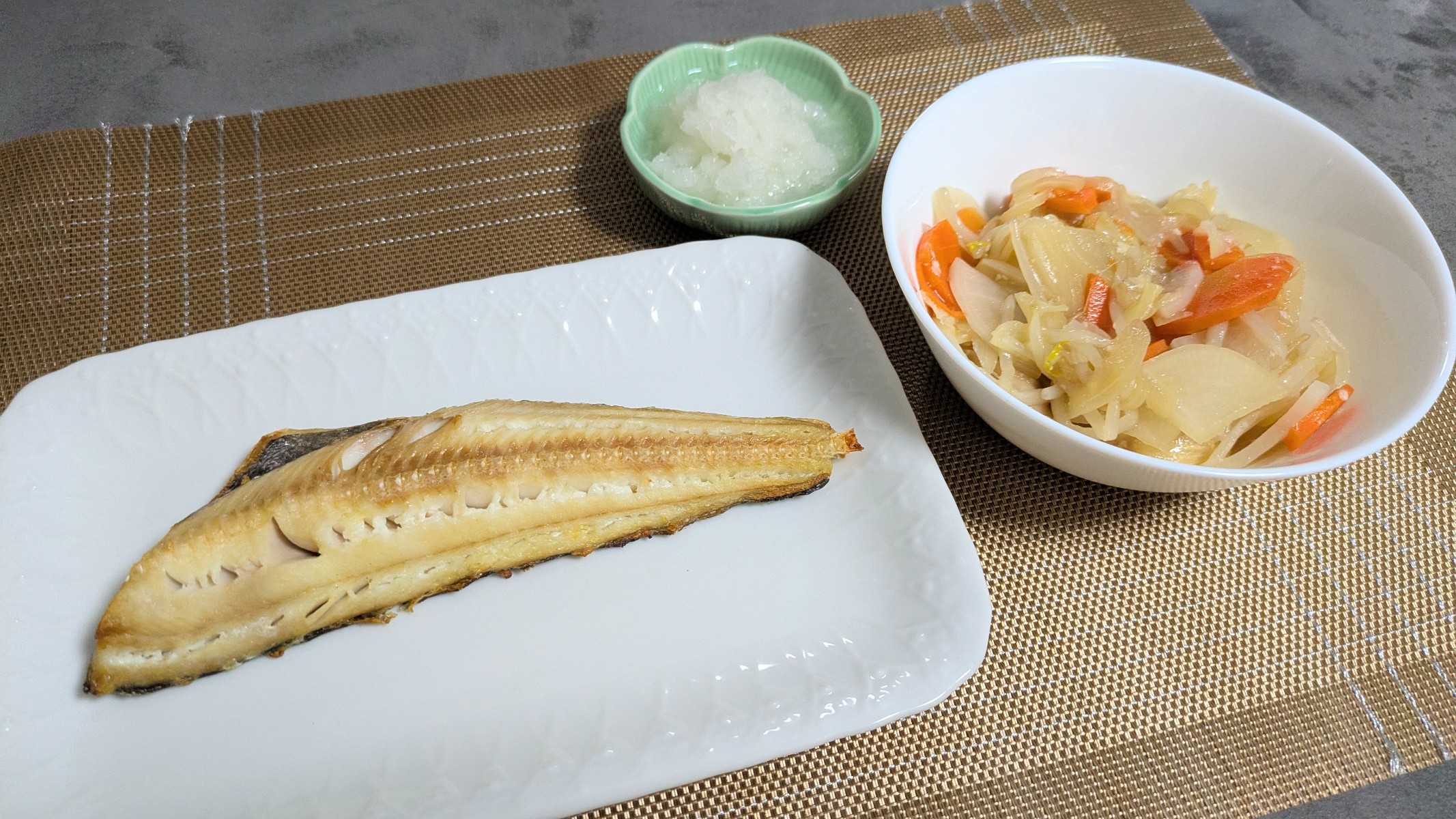 マンジャロダイエット ヨシケイ しまほっけの干物 ウインナーとキャベツの塩麹蒸し 完成