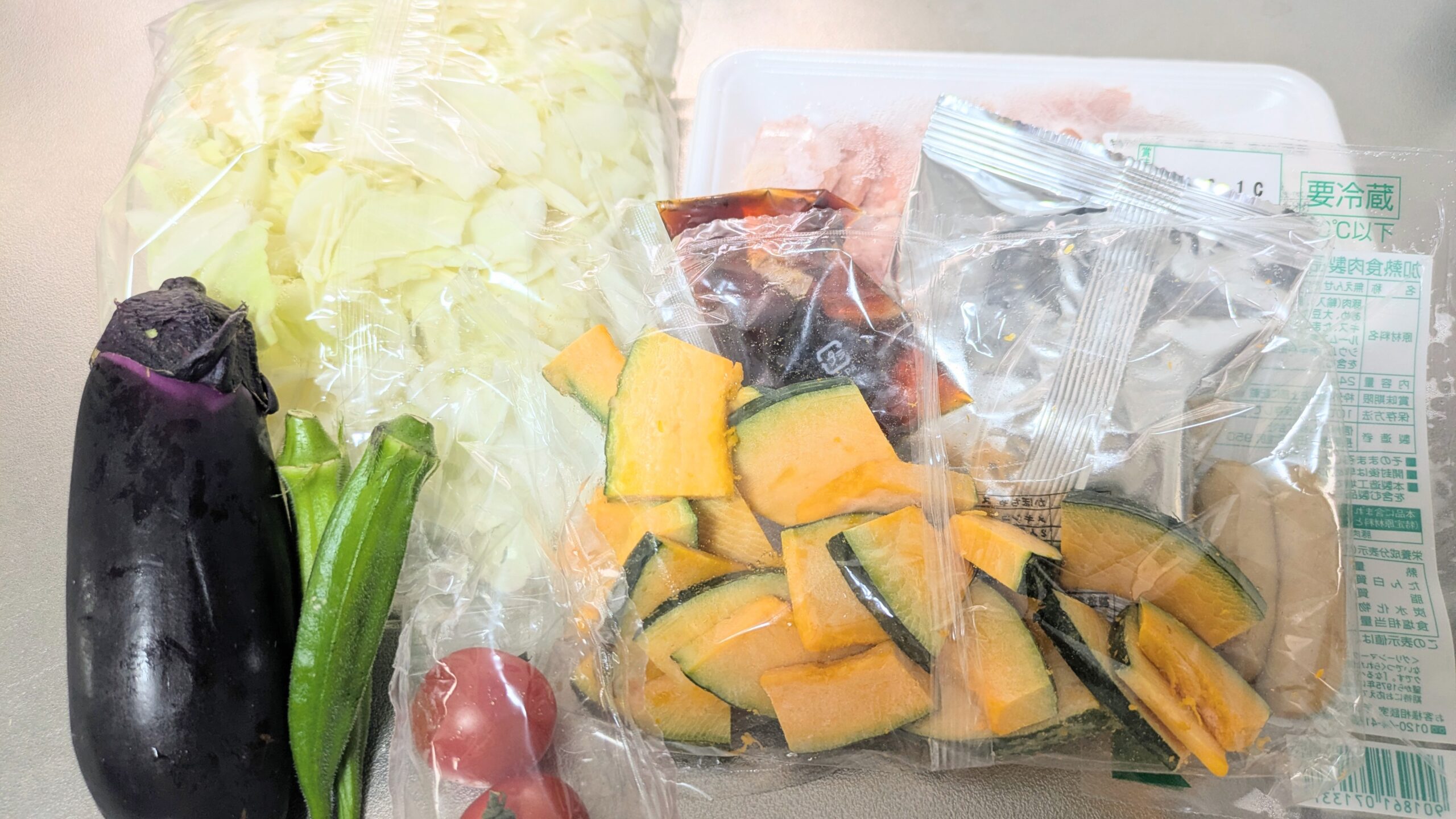 マンジャロダイエット ヨシケイ チキンとカラフル夏野菜のカレー鍋 調理前