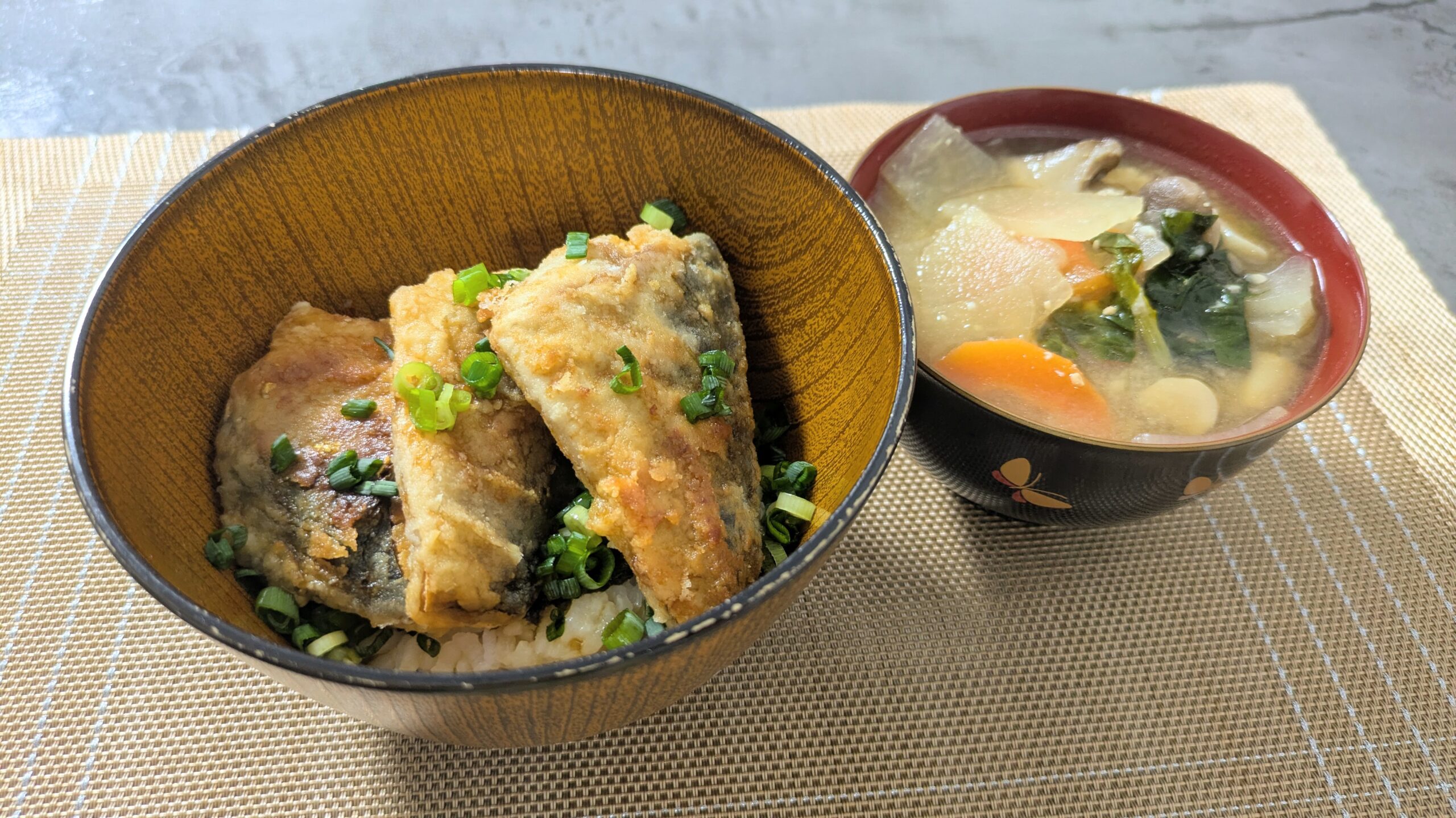マンジャロダイエット ヨシケイ パクッと骨取りさばの蒲焼き丼 五目豚汁 完成