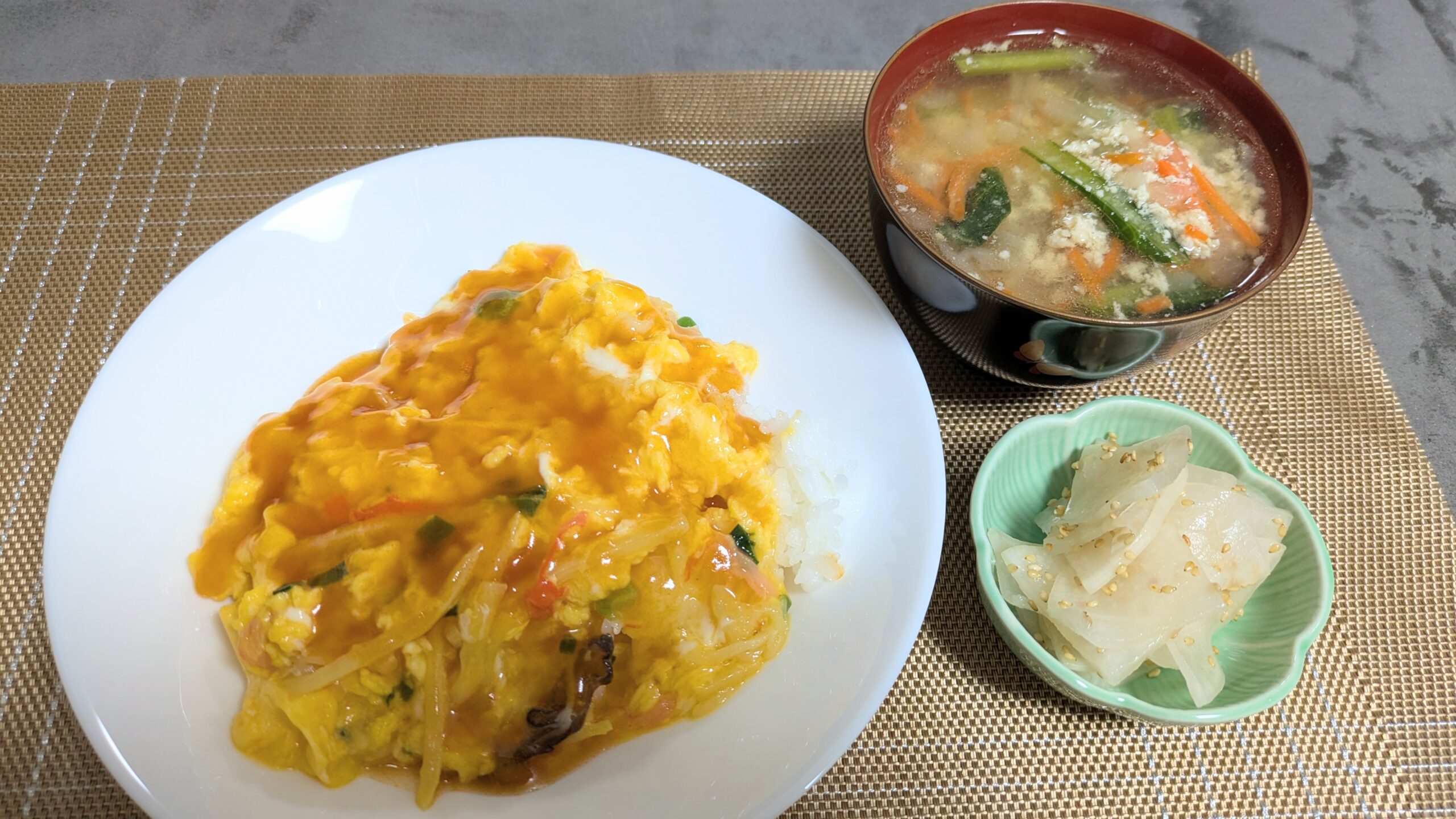 マンジャロダイエット ヨシケイ ふわとろたまごの天津飯 鶏そぼろと野菜の中華スープ 大根のナムル 完成