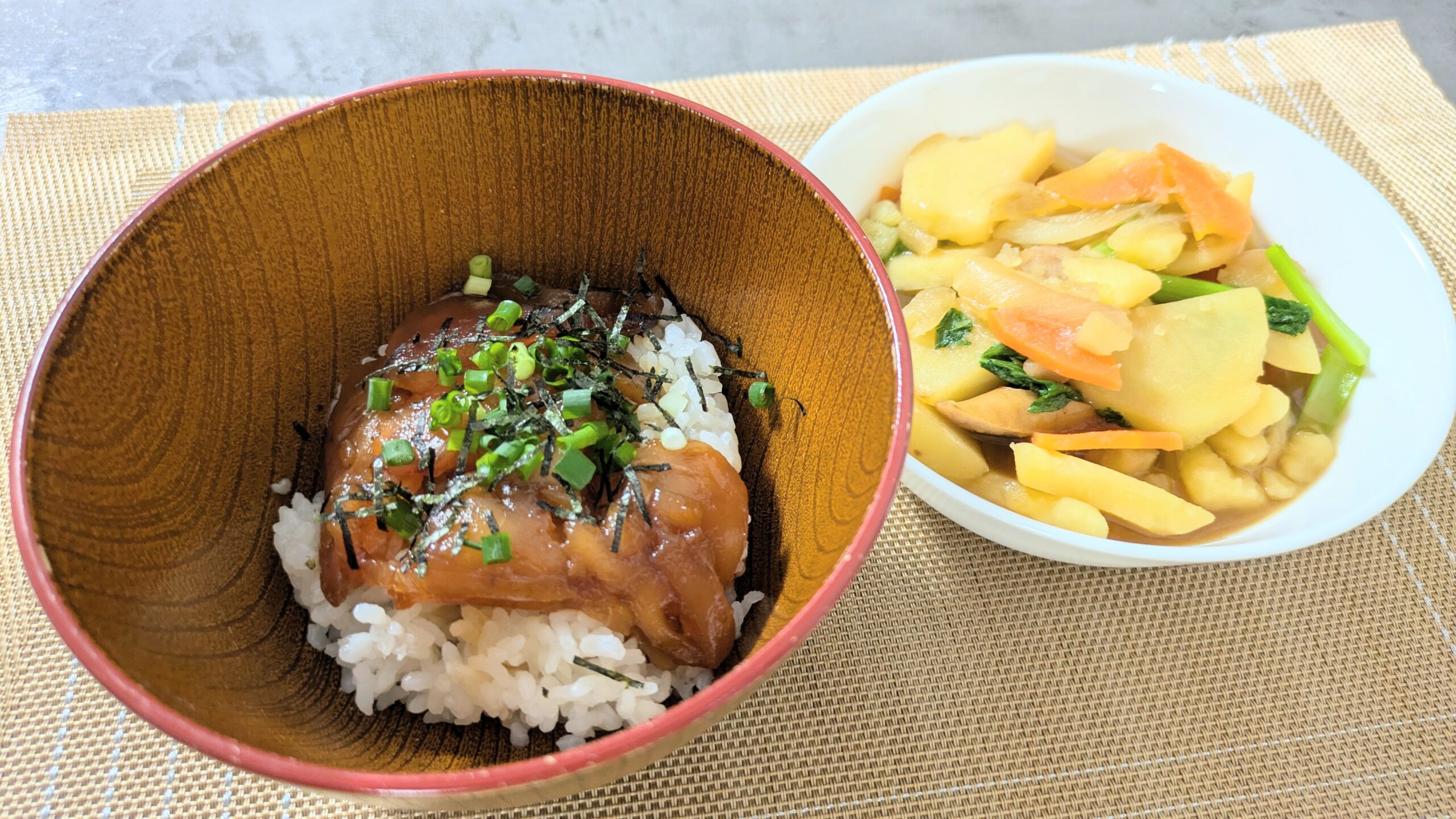 マンジャロダイエット ヨシケイ びんちょうまぐろ漬け丼 ウインナーとじゃが芋の煮もの 完成