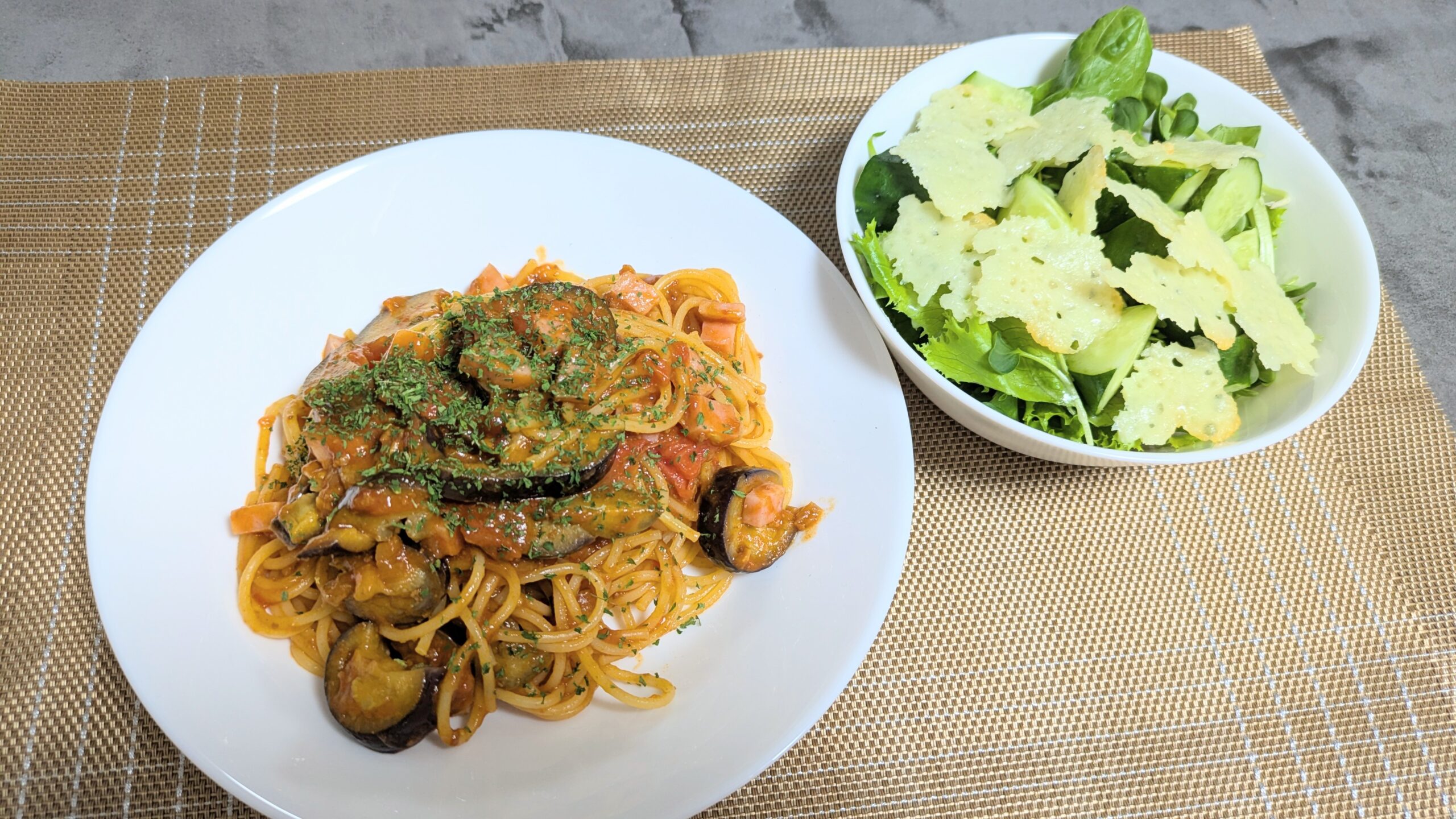 マンジャロダイエット ヨシケイ トマトとなすのミートソーススパゲティ パリパリチーズ of グリーンサラダ 完成