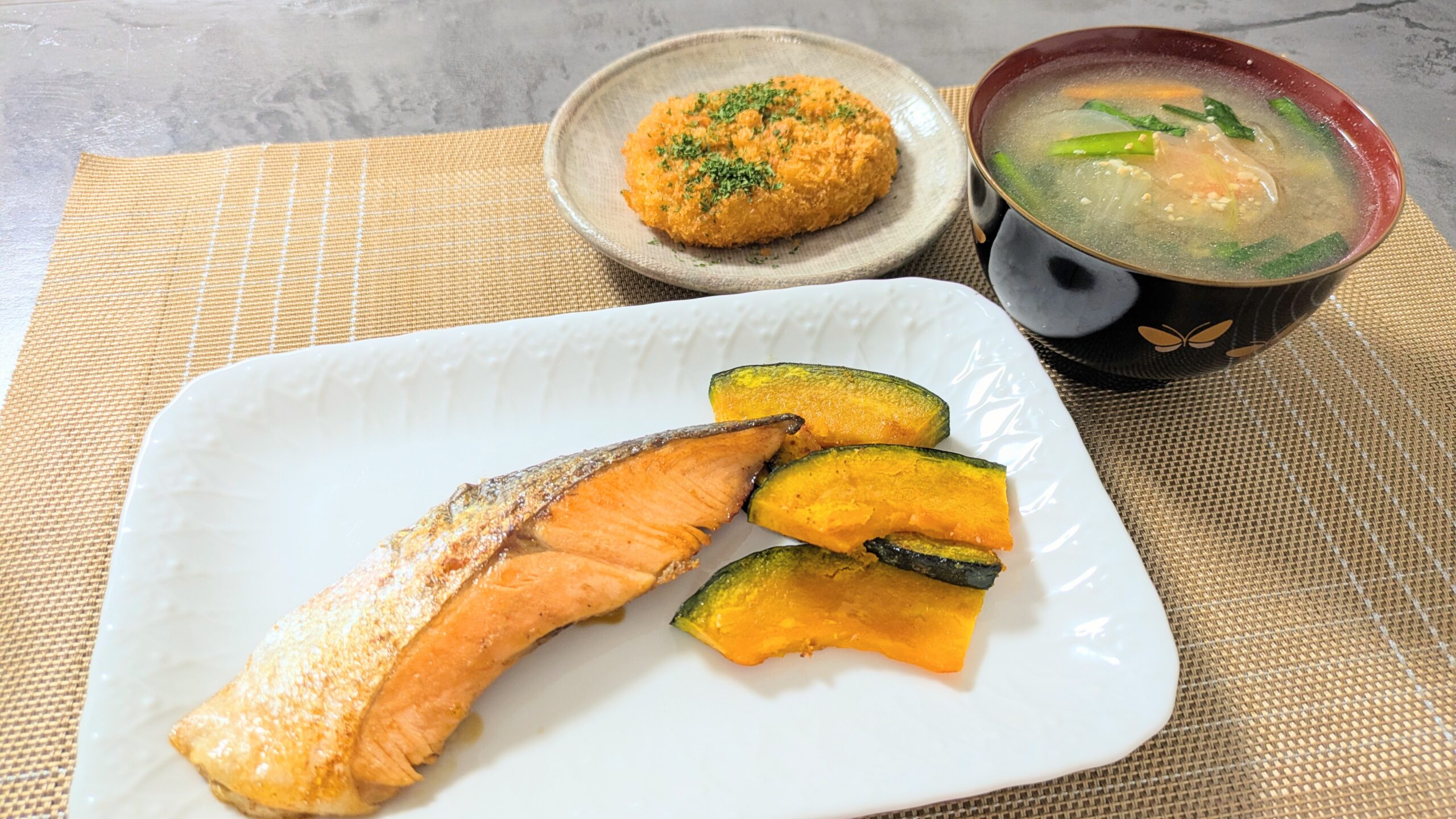 マンジャロダイエット ヨシケイ サーモンの照り焼き 鶏肉と野菜のみそ汁 レンジでさくさくメンチカツ 完成
